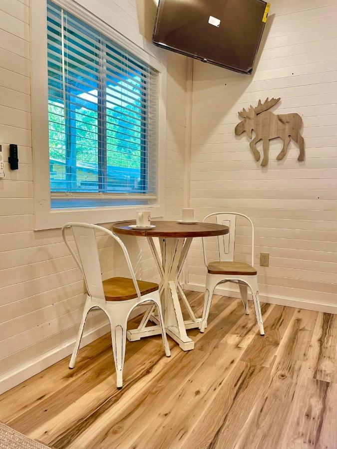 New Tiny Cabin Hot Tub Firepit Fenced Yard 塞维尔维尔 外观 照片