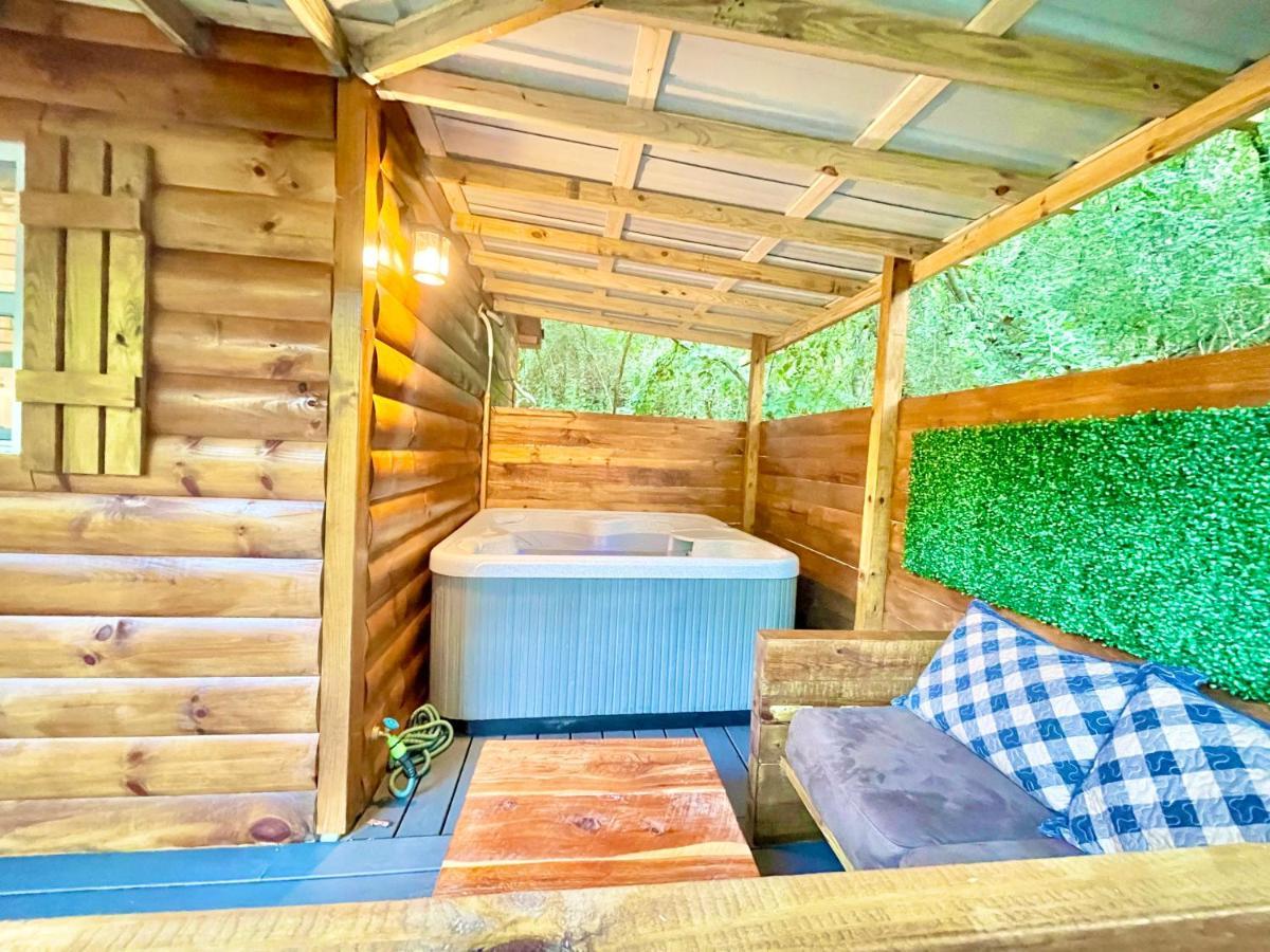 New Tiny Cabin Hot Tub Firepit Fenced Yard 塞维尔维尔 外观 照片
