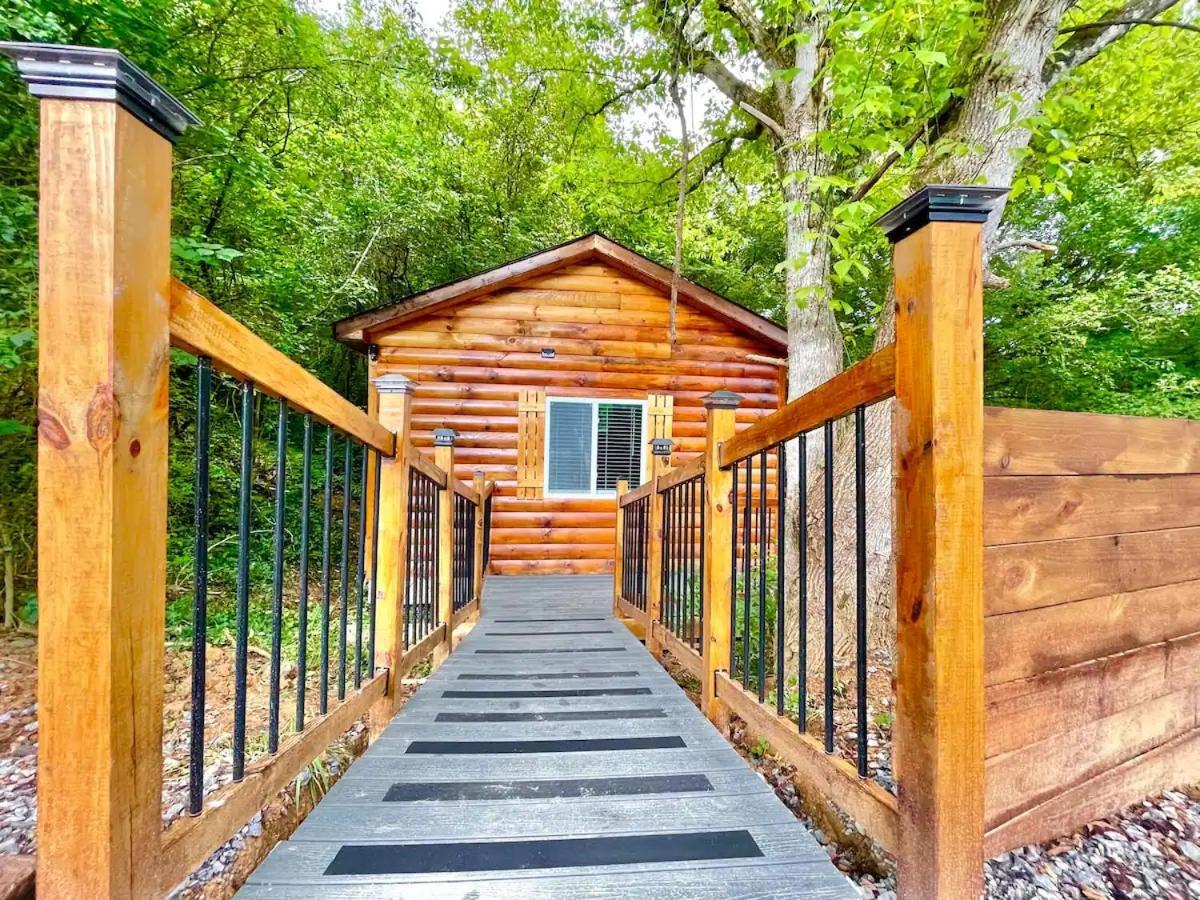 New Tiny Cabin Hot Tub Firepit Fenced Yard 塞维尔维尔 外观 照片
