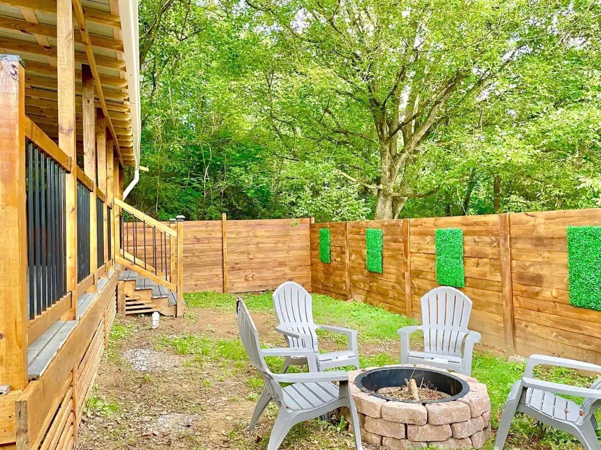 New Tiny Cabin Hot Tub Firepit Fenced Yard 塞维尔维尔 外观 照片