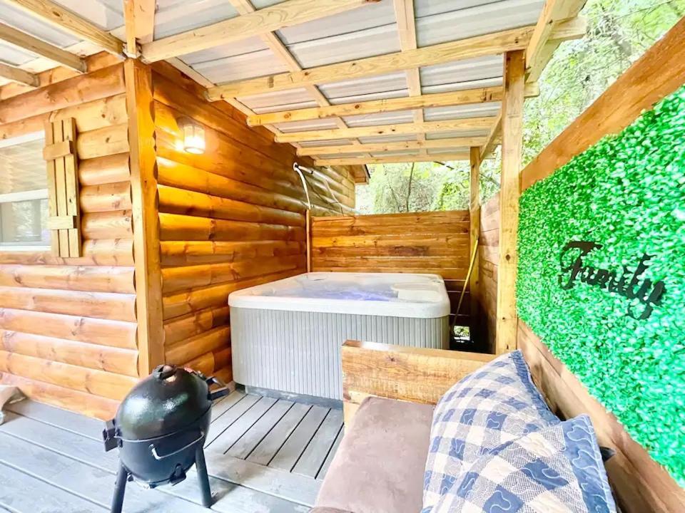 New Tiny Cabin Hot Tub Firepit Fenced Yard 塞维尔维尔 外观 照片
